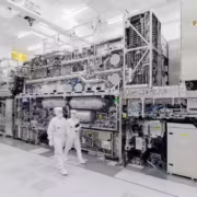 Крупный научный лабораторный комплекс с техникой ASML