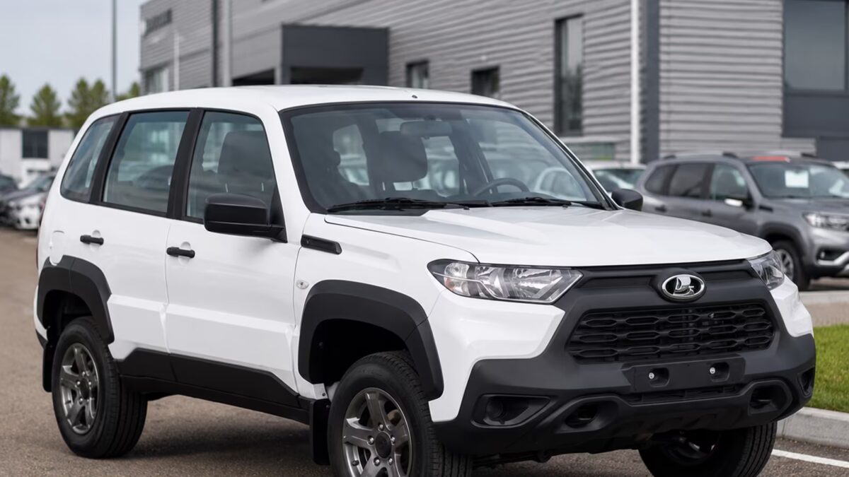 Белый внедорожник Lada Niva Travel на парковке