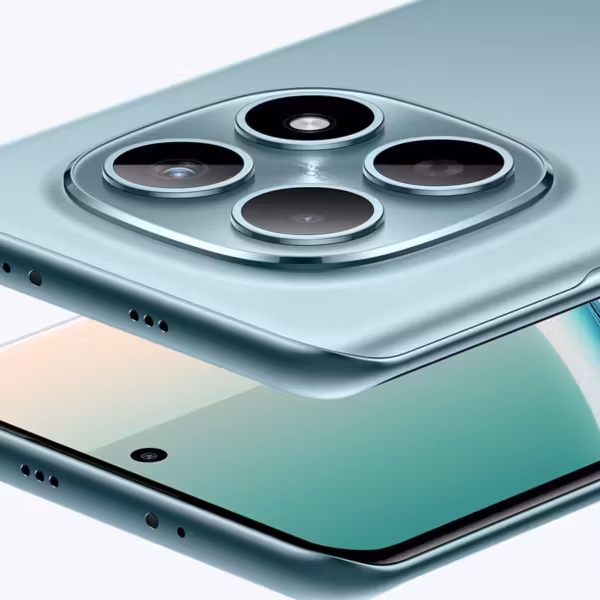 Смартфон iPhone 14 Pro с тремя камерами