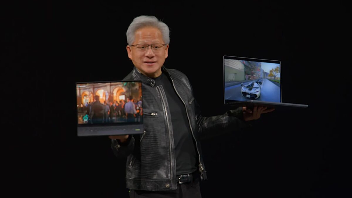 Мужчина держит два ноутбука Nvidia RTX Spark