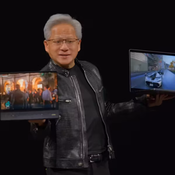 Мужчина держит два ноутбука Nvidia RTX Spark