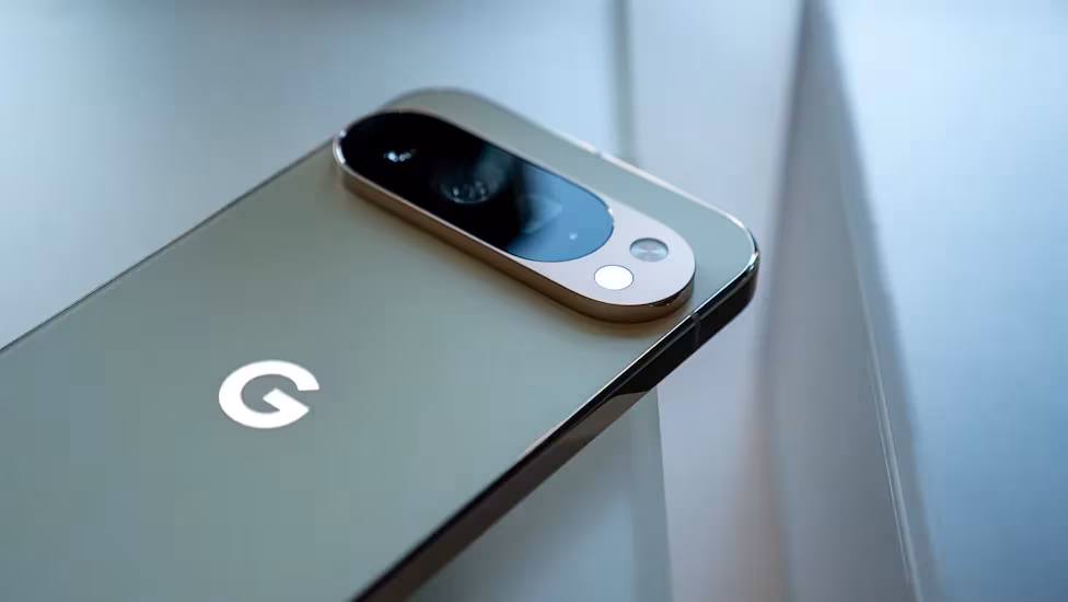 Задняя часть смартфона Google Pixel с камерой и логотипом