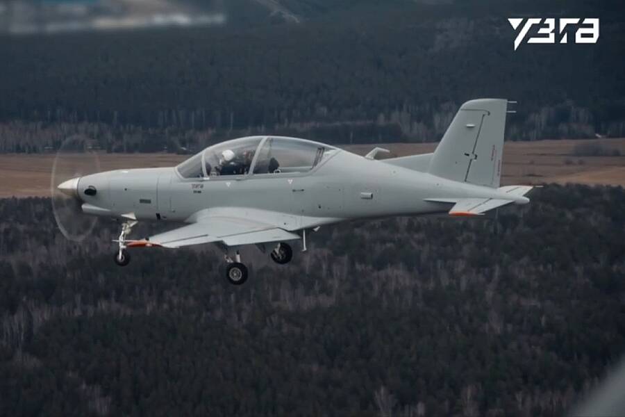 Самолёт УТС-800 готовят к первому полёту с двигателем ВК-800