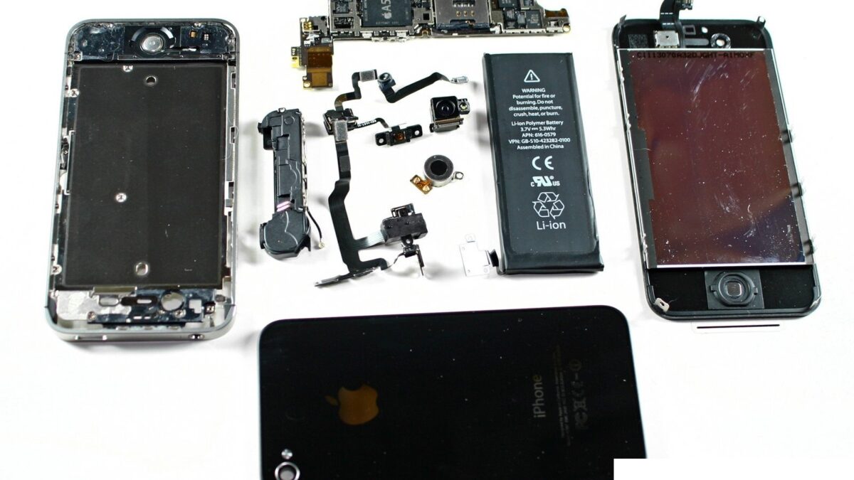 Разобранный iPhone с внутренними компонентами корпус дисплей аккумулятор
