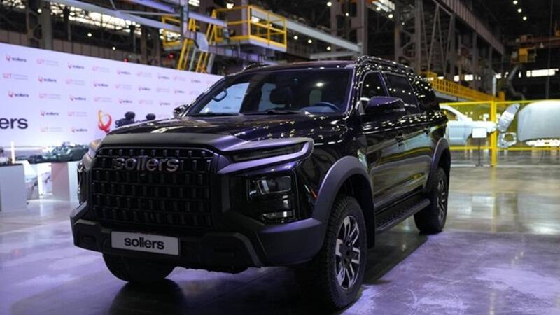 Sollers запустила штамповку кузовных деталей в Ульяновске 1 Черный внедорожник Sollers на выставке в цеху