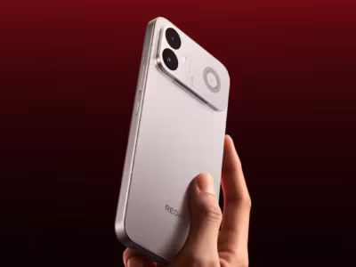 Мобильный телефон Redmi K90 Ultra на руке