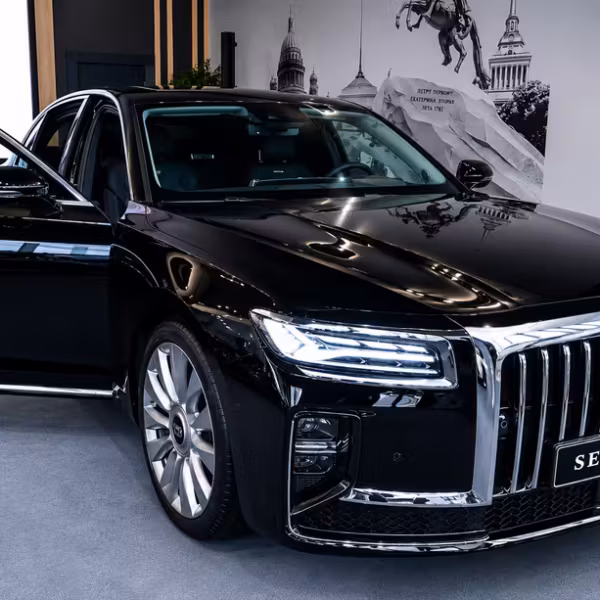 Черный Jaguar Сенат 900 на выставке