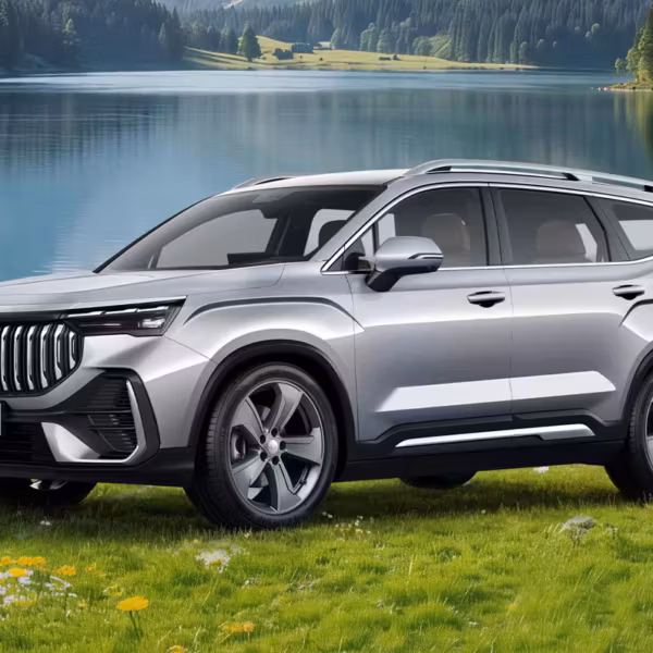 Кроссовер Geely Okawango вблизи на природе