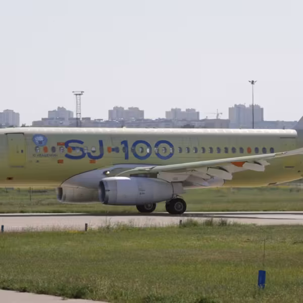 Самолет Sukhoi Superjet 100 на взлётной полосе