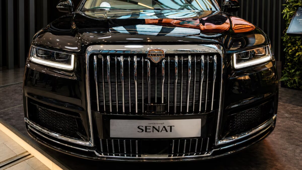 черный автомобиль Aurus Senat на выставке