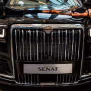 черный автомобиль Aurus Senat на выставке