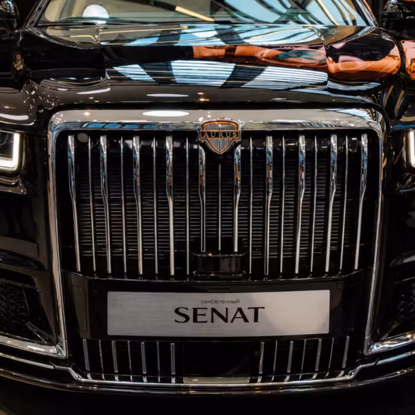черный автомобиль Aurus Senat на выставке