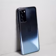 Синий смартфон OnePlus на ровной поверхности
