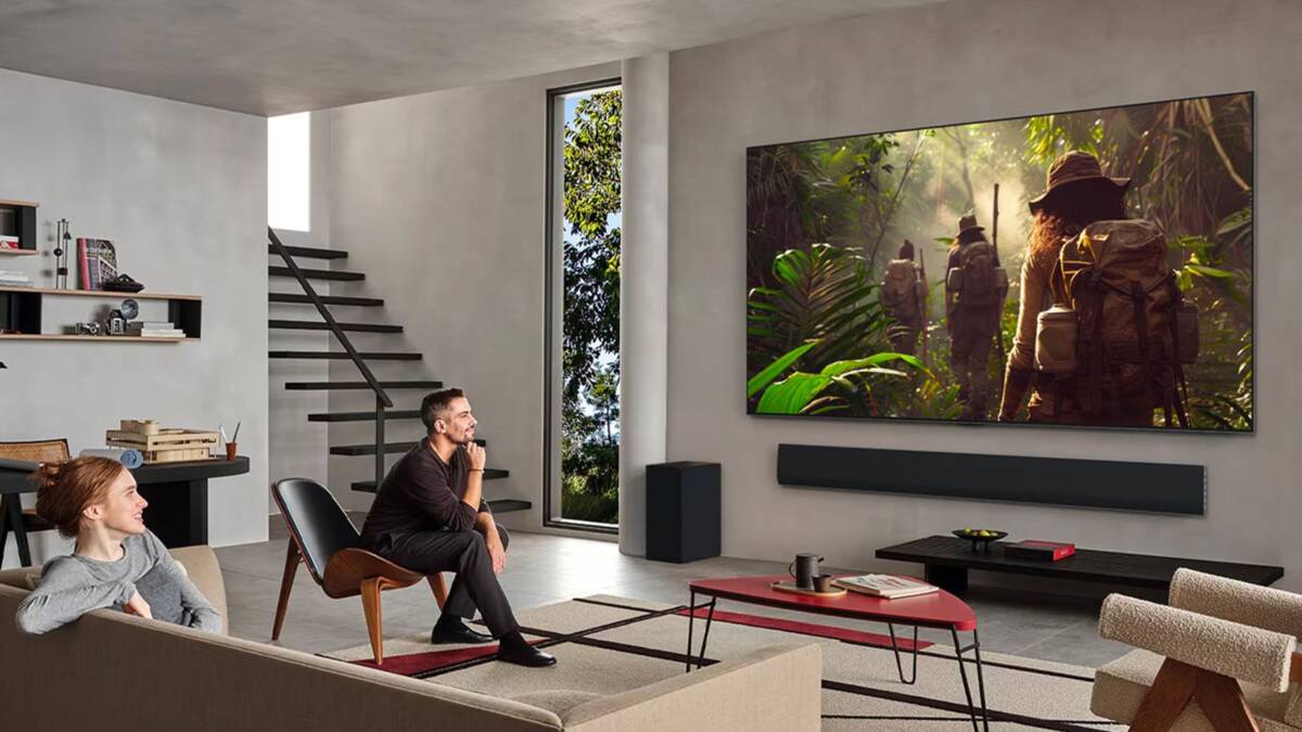 Люди смотрят телевизор Samsung QLED 2026 года в гостиной