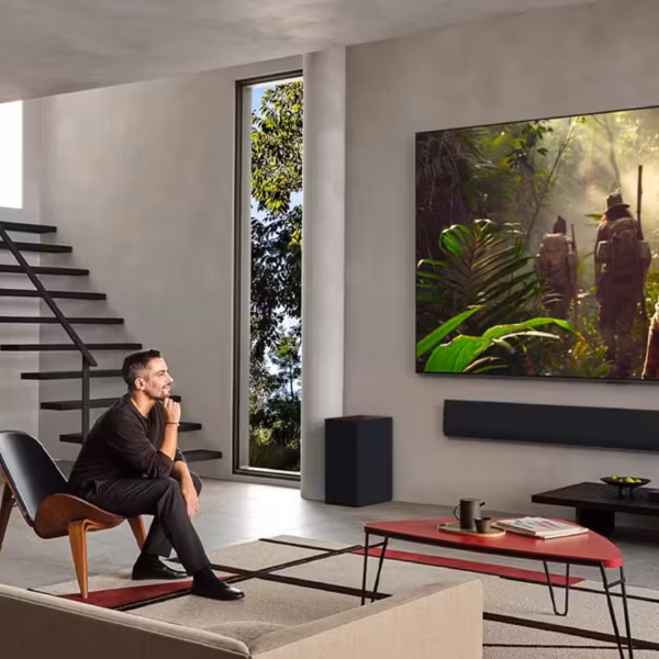 Люди смотрят телевизор Samsung QLED 2026 года в гостиной
