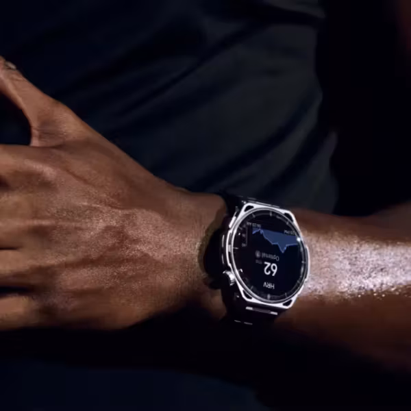 Человек смотрит на умные часы Amazfit Balance 3