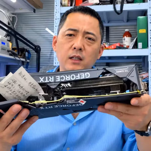 Мужчина держит видеокарту GeForce RTX 4070 SUPER в руках