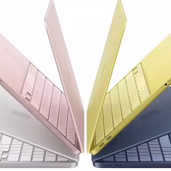 Несколько MacBook разных цветов раскрытые и закрытые линейка MacBook 2026