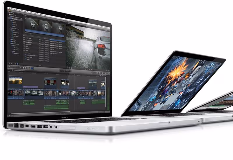 Ноутбук MacBook с редактором видео на экране