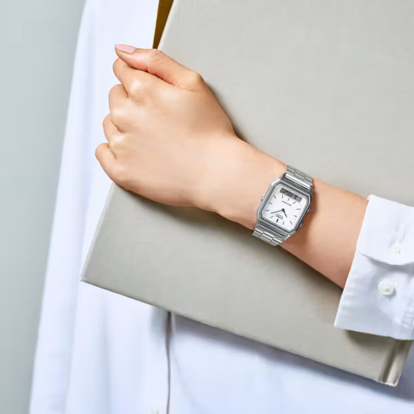 Часы Casio AQ230A-7DMQY на руке с металлическим браслетом