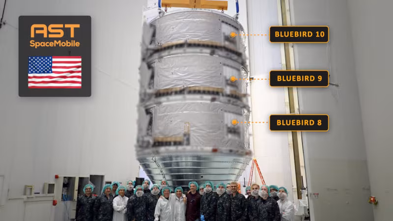 Группа людей в защитной одежде перед крупным спутником BlueBird 8, 9, 10 Astra SpaceMobile