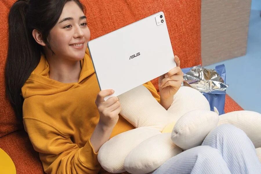 Женщина держит планшет Asus Pad с дисплеем tandem OLED