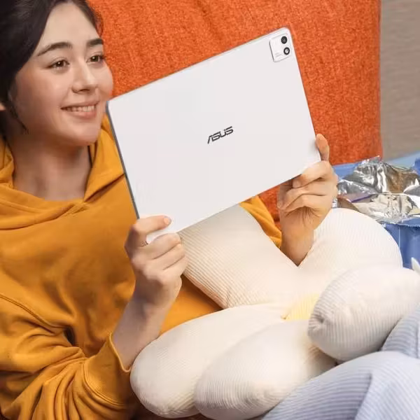 Женщина держит планшет Asus Pad с дисплеем tandem OLED