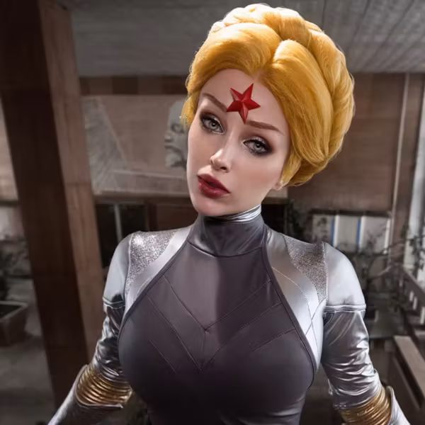 Женщина в костюме и золотых браслетах Lady Melamori из Atomic Heart