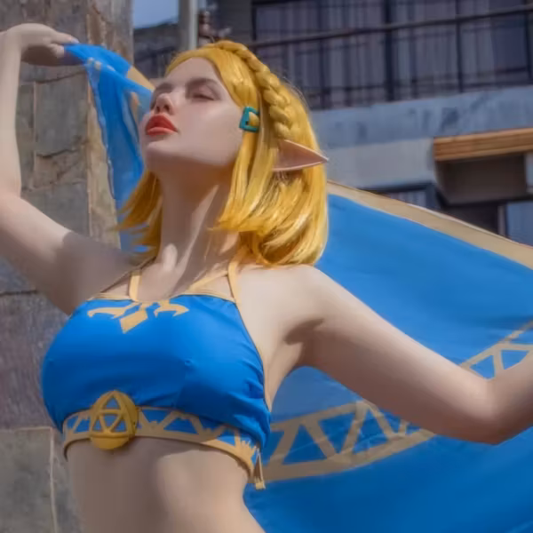Косплей Зельды из The Legend of Zelda в яркой одежде