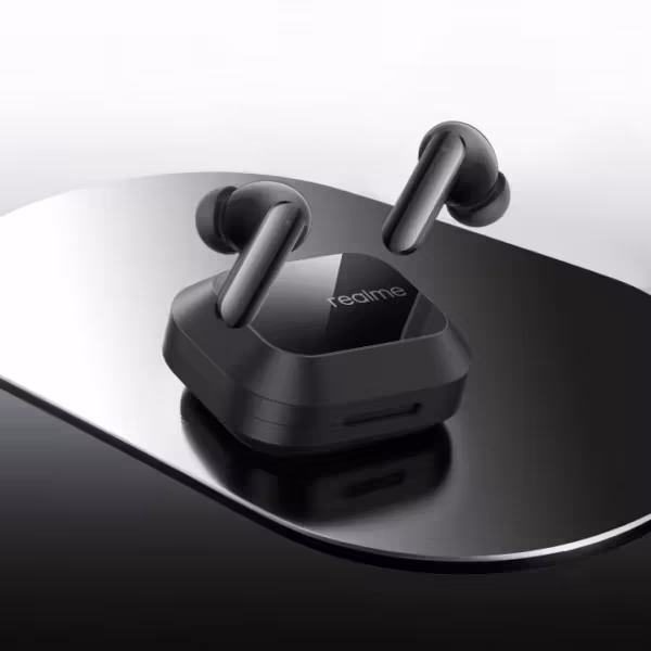 Черные беспроводные наушники Realme Buds Air8 Pro на гладкой платформе