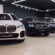 BMW X5 и X6 и X7 в салоне автосалона сборка