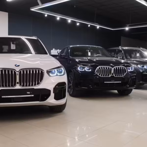 BMW X5 и X6 и X7 в салоне автосалона сборка