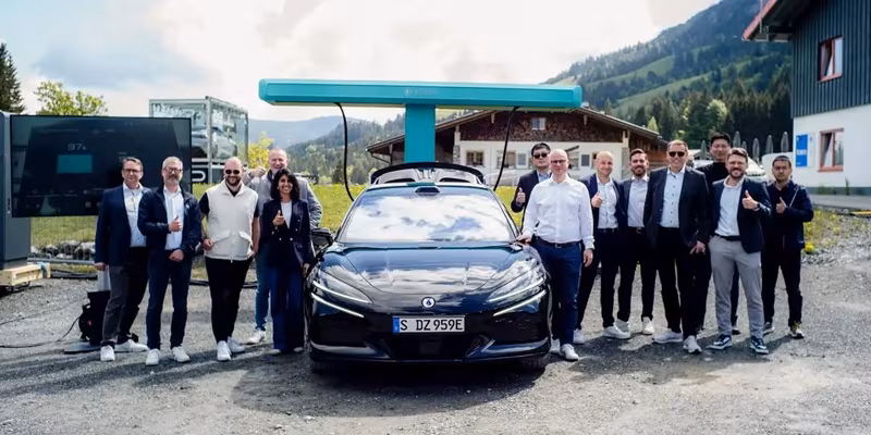 Группа людей возле электромобиля BYD на зарядной станции