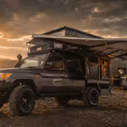 Кемпер Bushwakka Kamelback 4 на базу Land Cruiser 79 на открытой местности во время заката