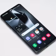 Смартфон Samsung Galaxy S23 Ultra на белом фоне