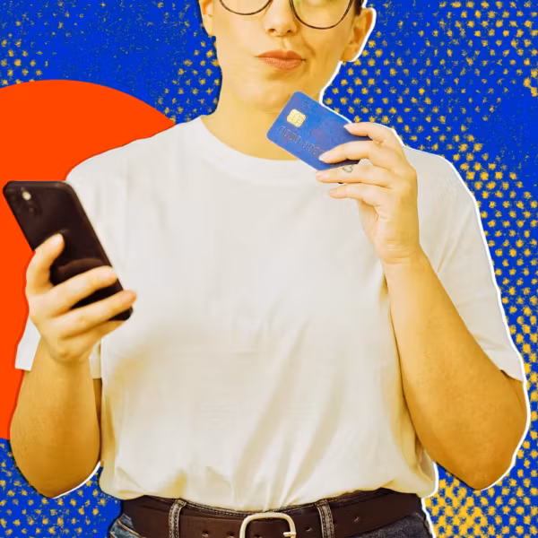 Женщина держит смартфон и кредитную карту