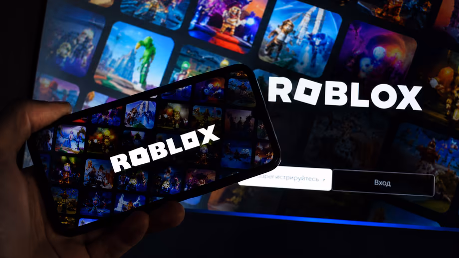 Мобильный телефон с логотипом Roblox на экране