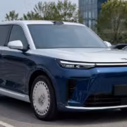 Кроссовер GAC S9 серебристо-синий цвет в паркинге