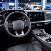 Интерьер автомобиля Haval с сенсорным дисплеем и консолью