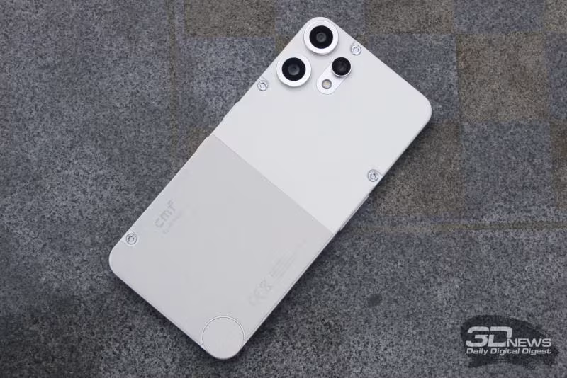 Белый смартфон Nothing CMF Phone 3 Pro с камерами