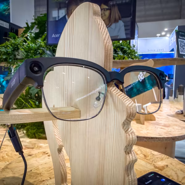 Очки Acer AI Glasses GI0 на деревянной подставке с дисплеем