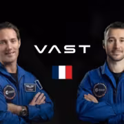 Двое астронавтов в синих костюмах Vast и плащах с логотипами