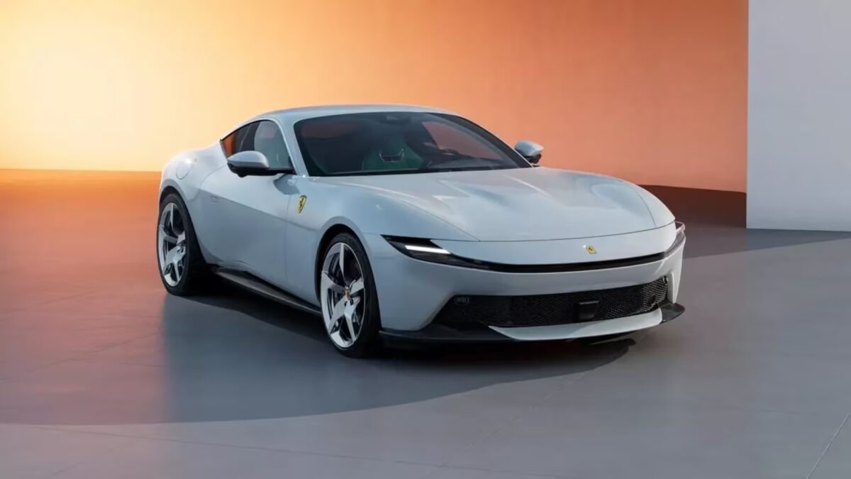 Серебристая Ferrari с новым дизайном автомобиля