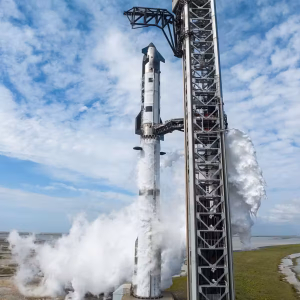 Ракета SpaceX Falcon на стартовой площадке