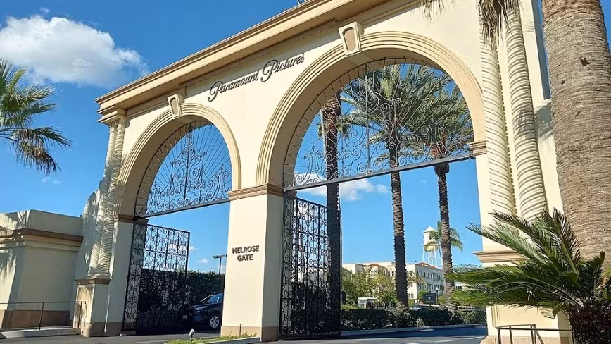 Ворота Paramount Pictures и зеленые пальмы