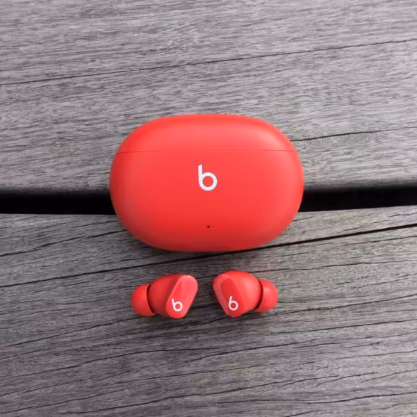 красные беспроводные наушники Beats Studio Buds с кейсом