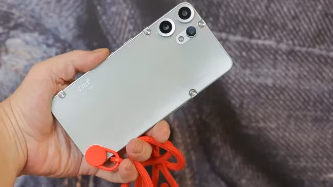 Серебристый смартфон с тремя камерой и вспышкой