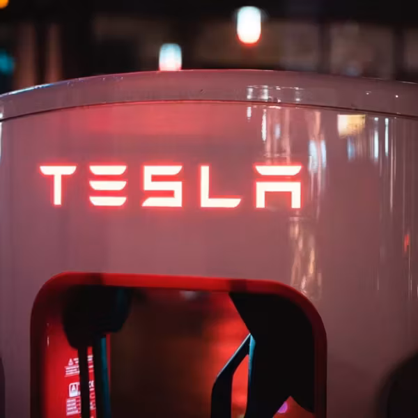 уличный электросамокат Tesla на ночной улице