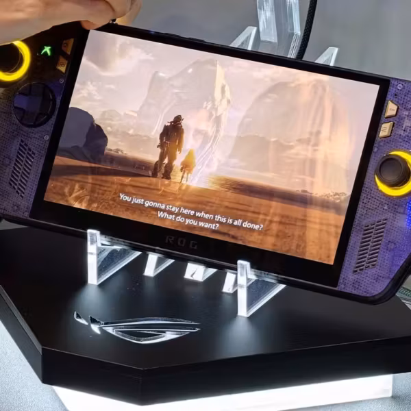 Игровая консоль ROG представлена с дисплеем в руке пользователя
