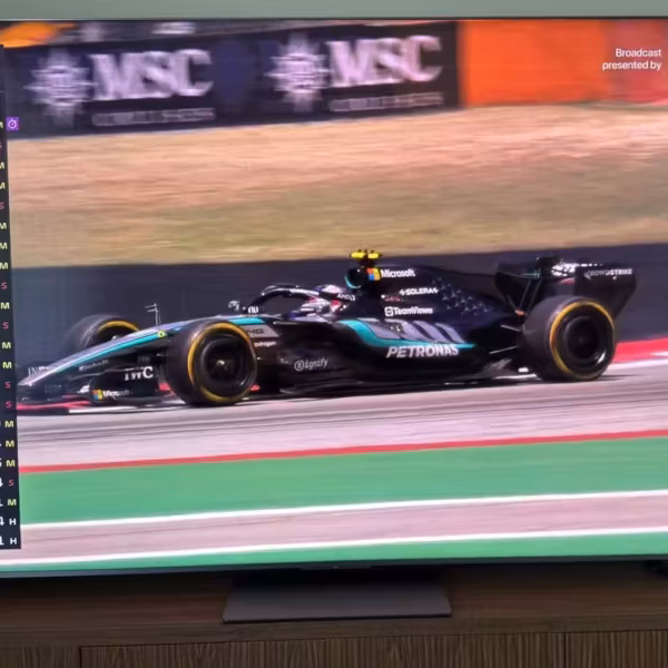 Телевизор TCL QM8L показывает гонки Формулы 1 график чемпионата